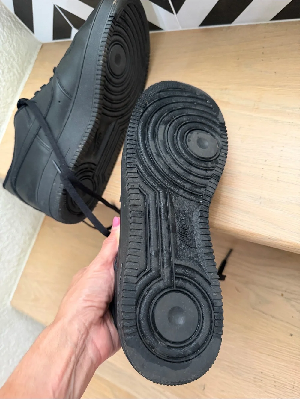 Nike Men's Black Low-Top Leather Sneakers